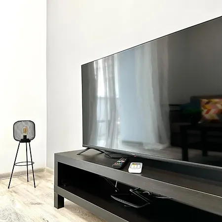 Designers' 1 Bedroom Near Gulliver *